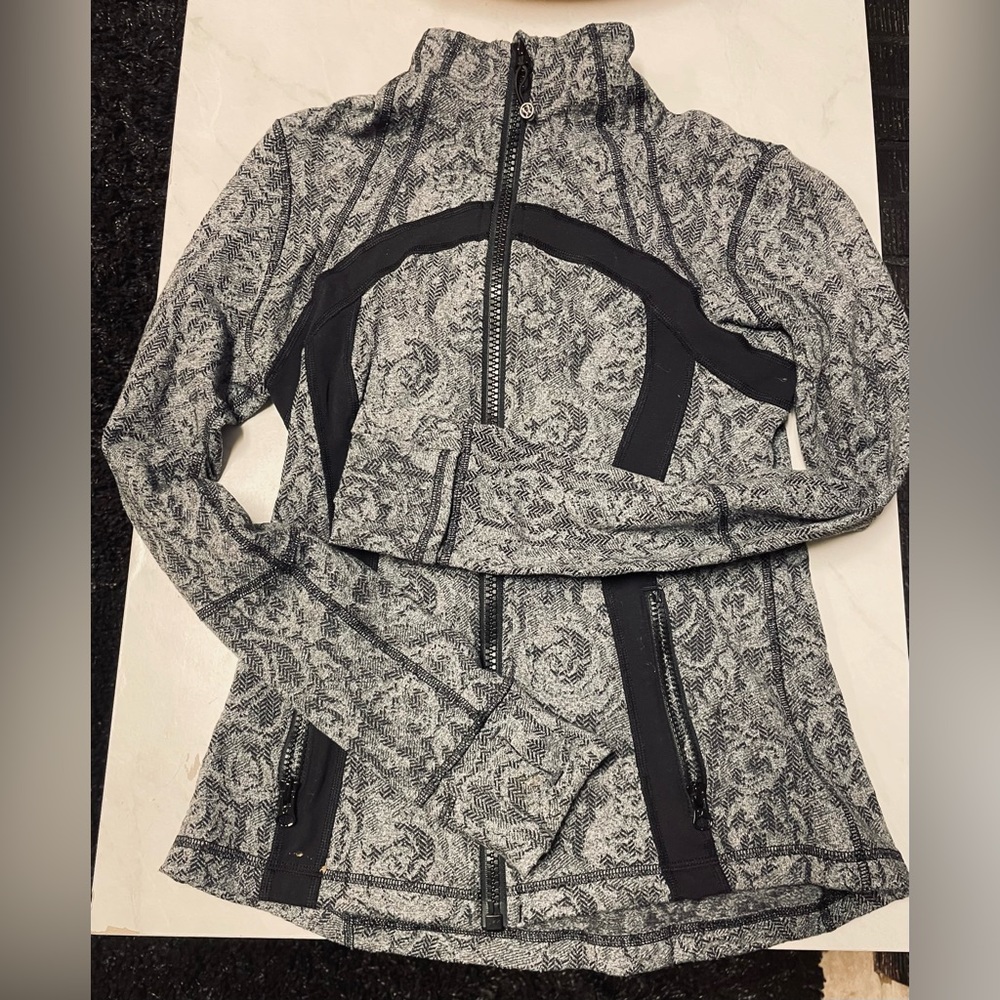 Lululemon! Beautiful comfy zip down fitted define jacket size 8 Black and grey